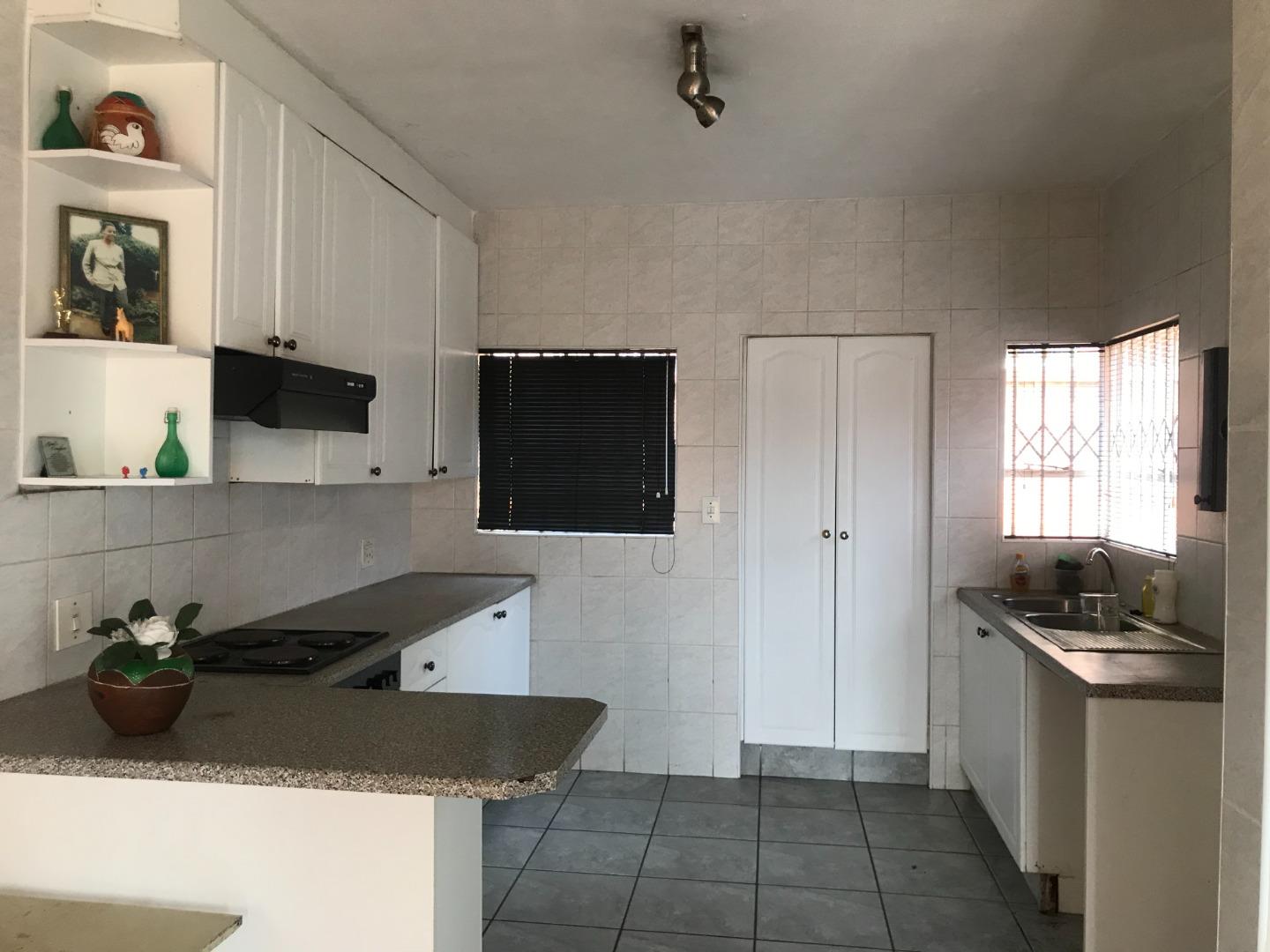529330_Kitchen1.jpg