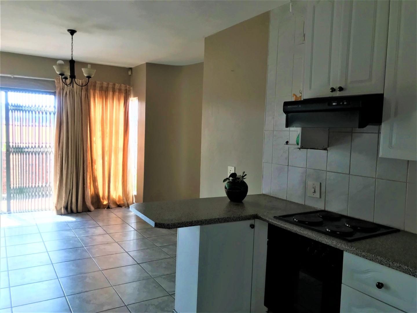 529330_Kitchen1b.jpg