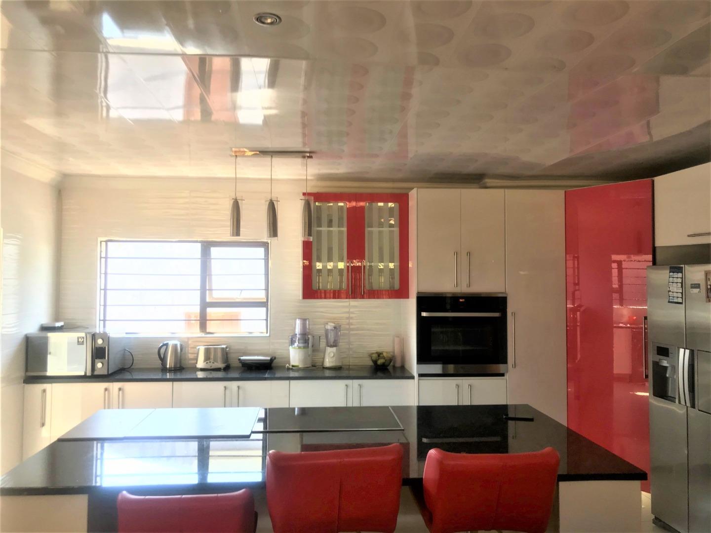 529484_Kitchen1.JPG