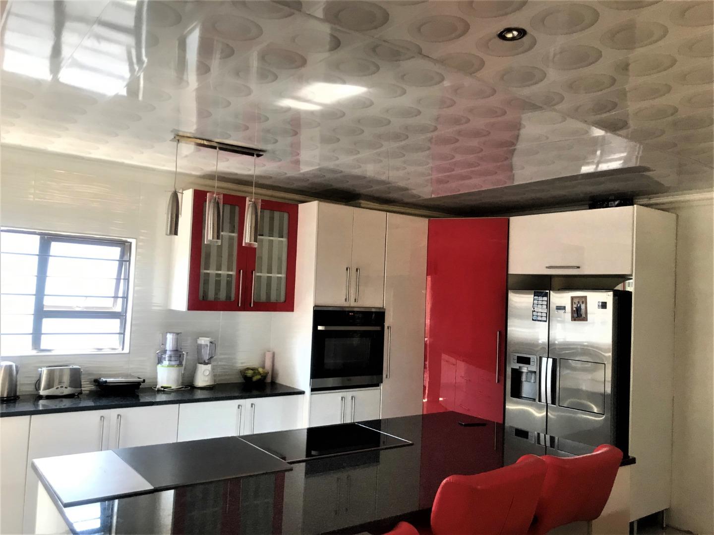 529484_Kitchen2.jpg